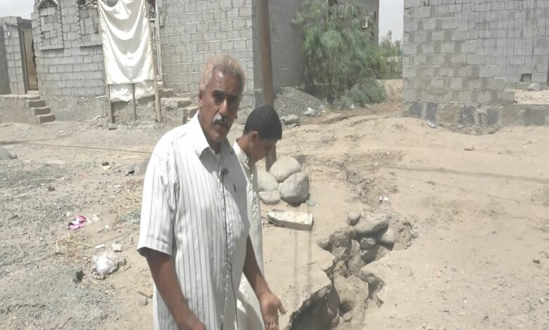 تشققات منازل وتصدعات تربة لحج والأهالي يناشدون انقاذهم من الموت المحقق ...