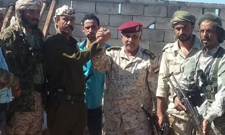 قائد اللواء الاول صاعقة يستقبل قائد اللواء الاول مشاه "البيشي" في الخطوط الامامية لجبهة الفاخر شمال الضالع