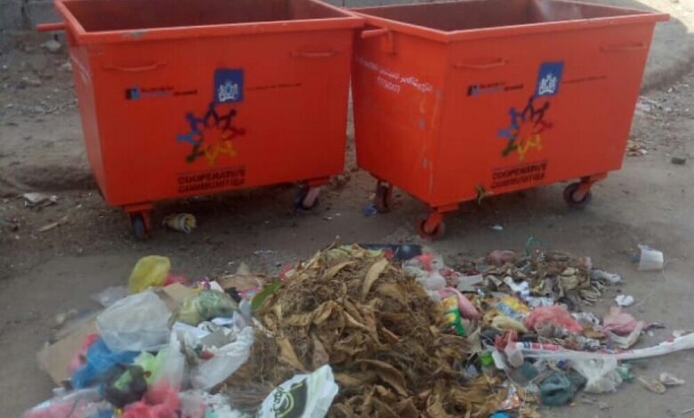 صورة وتعليق: رمي القمامة بجانب الحاويات سلوك سلبي مقلق