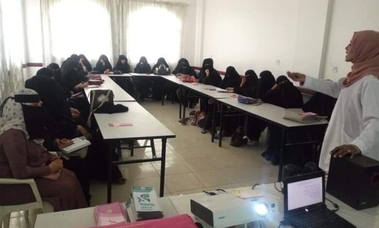 جهاز محو الأمية بعدن ينفذ أنشطة توعية للدارسات في مديرية البريقة بعدن