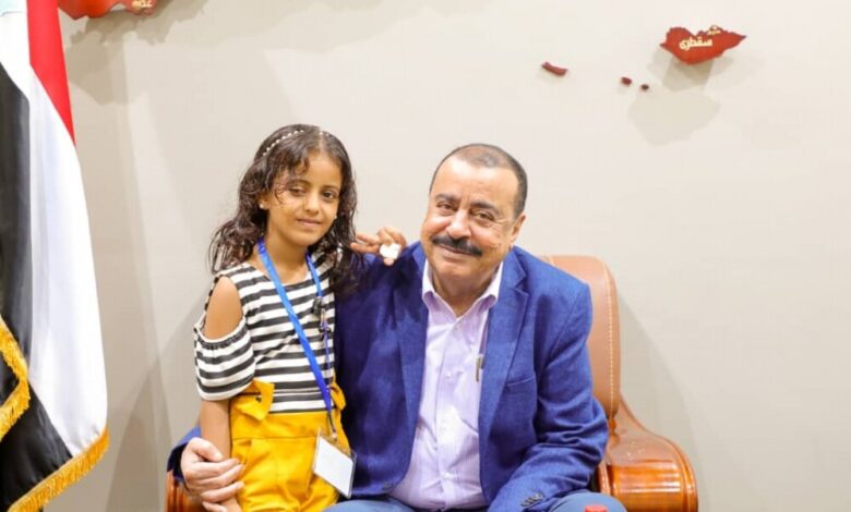بن بريك يستقبل الطفلة "رحاب" ضحية الاعتداء الهمجي الحوثي على الضالع