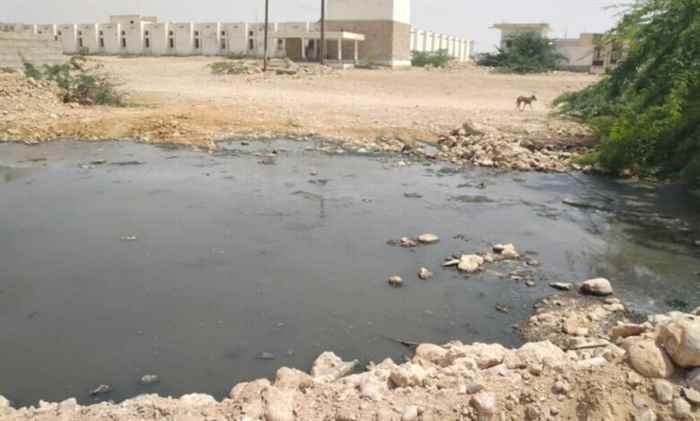 شبوة.. مدينة جول الريدة عاصمة مديرية ميفعة تغرق بالمجاري