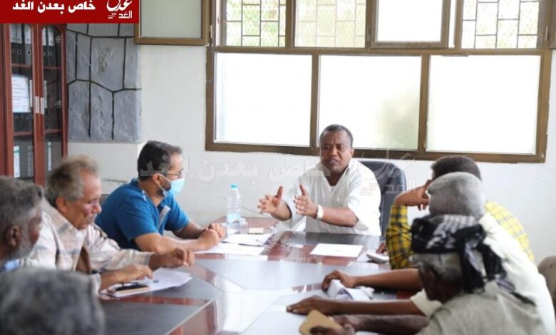 مدير عام زنجبار يناقش مع مهندسين منظمة كير العالمية مصفوفة الإحتياجات في القطاعات التي تحتاجها المديرية