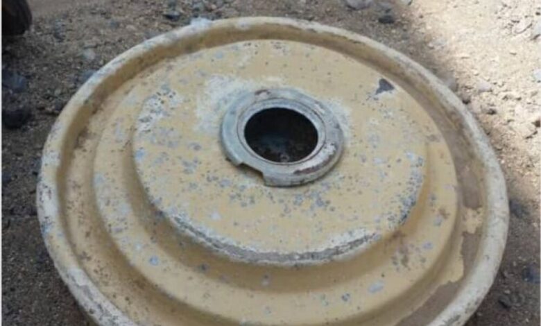 فريق هندسي بالقوات المشتركة يفكك لغمًا أرضيًا من مخلفات ما زرعته مليشيات الحوثي شمال الدُّريهمي