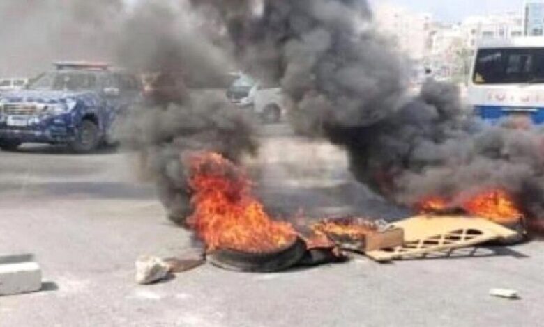 قطع طرقات وحرائق في المكلا بحضرموت احتجاجاً على تردي الكهرباء