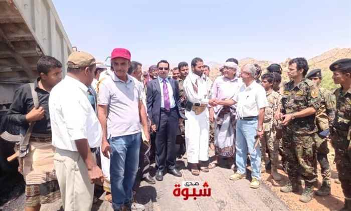 محافظ شبوة يتفقد طريق العرم هدى لقموش ويعتمد 10 كيلو جديدة باتجاه المطهاف