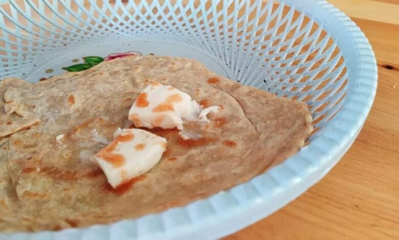 احتاج كسرة خبز يا أبي..