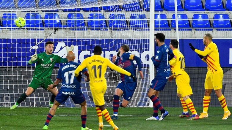 برشلونة يبدأ العام الجديد بفوز صعب على هويسكا