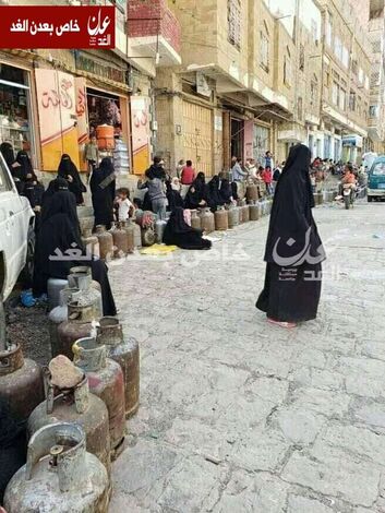 أزمة الغاز المنزلي بين الاحتكار وتخبّط القرار الرسمي..هل تماهت حكومتي صنعاء وعدن مع السوق السوداء؟