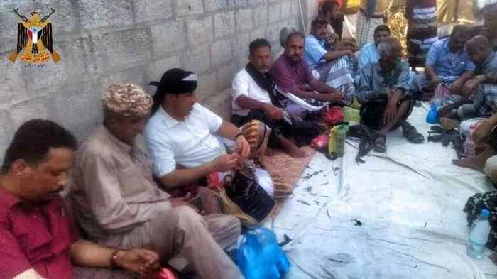 قائد محور أبين وقيادات عسكرية وامنية تزور منزل الشهيد العويني لتأدية واجب العزاء
