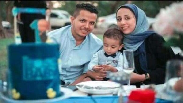 فيديو يوضح  لحظة استهداف الصحفي محمود العتمي وزوجته
