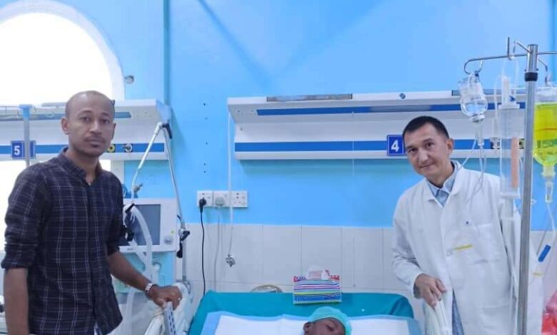 عل يد دكتور روسي.. نجاح عملية معقدة لطفل مصاب في دماغه بمستشفى ابن سيناء بالمكلا