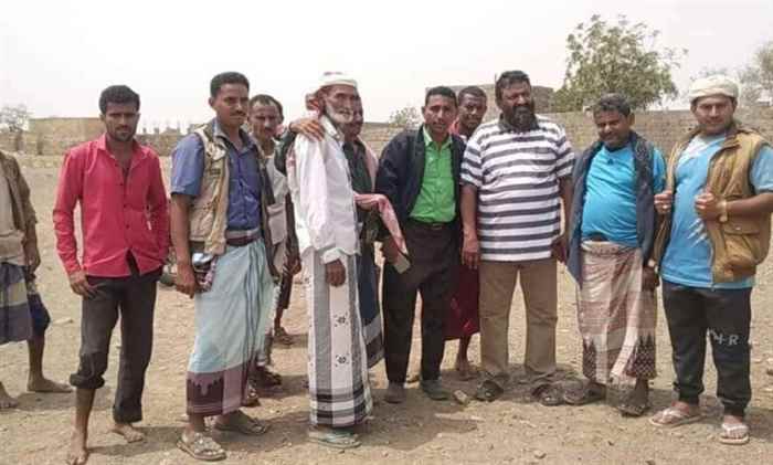مدير عام الشباب والرياضة بالحديدة يتفقد الملعب الرياضي في حيس