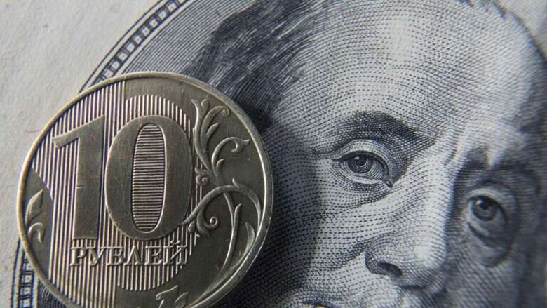 بعد قرار بوتين.. الدولار يواصل الانخفاض ويهبط دون مستوى 95 روبلا