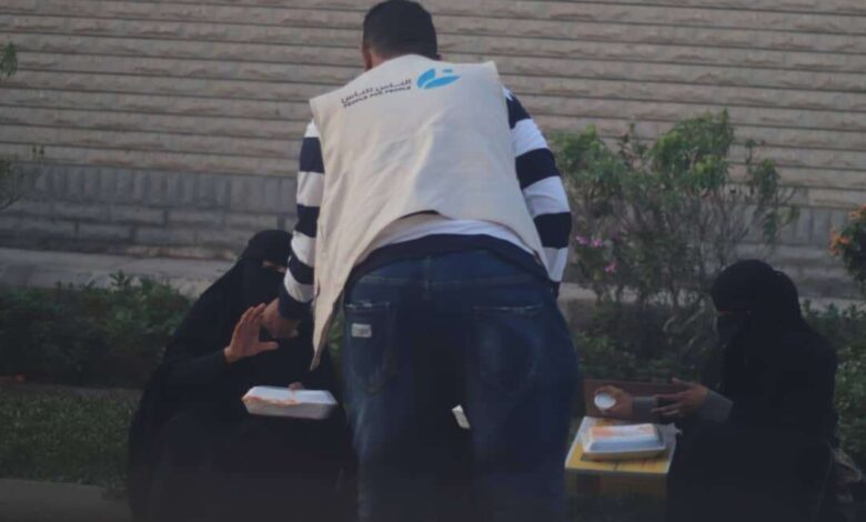 مبادرة "الناس للناس" تدشن مشروع إفطار صائم في شوارع العاصمة عدن