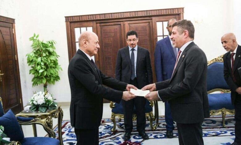 رئيس مجلس القيادة يتسلم اوراق اعتماد السفير الاميركي الجديد ويحث على تعاون اوسع بين البلدين