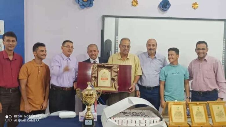 إدارة التعليم الأهلي والخاص بعدن تمنح مدارس النورس درع التميز
