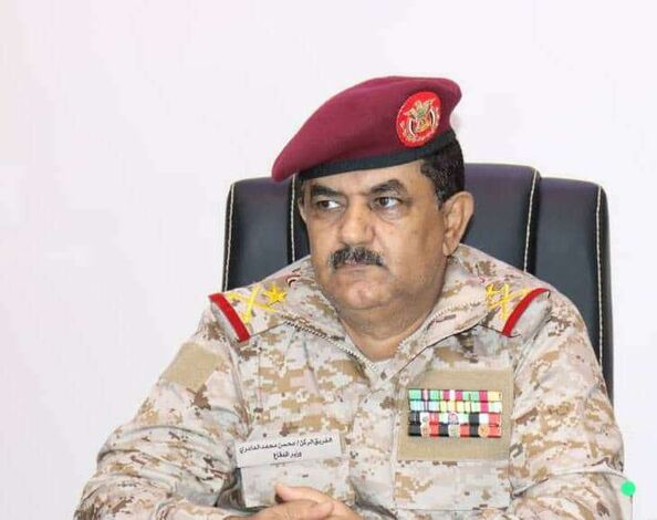 وزير الدفاع يلتقي الضابط السقطري عبدالرحمن علي والأخير يوجه له الشكر