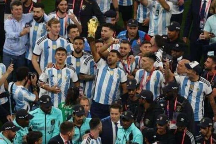 ميسي يحقق حلما طال انتظاره ويهدي الأرجنتين كأس العالم