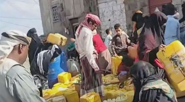 سكان حي كامل بتعز يعانون الجوع والعطش