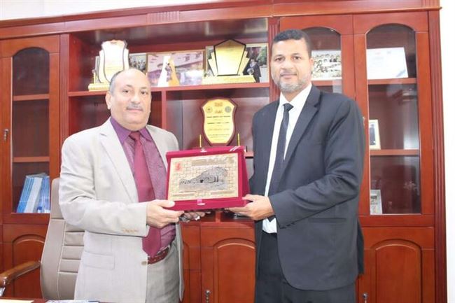 مصنع المكلا لتعليب الاسماك "الغويزي" يكرم نائب وزير الصناعة والتجارة بدرع الشكر والعرفان