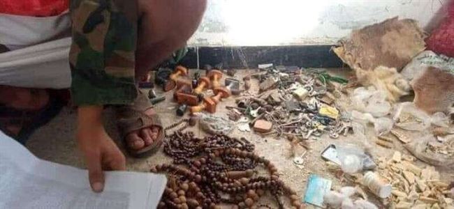 القبض على اخطر مشعوذ في تعز وهذا ماعثر عليه داخل منزله (صور)