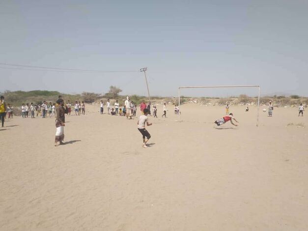 فريق الصف التاسع يتوج بكأس بطولة مدرسة عمر بن عبد العزيز بالملاح