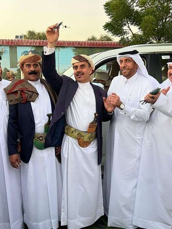 قبائل حجاج تكرم الشاعر الشعبي الكبير قائد علي الحجاجي بسيارة لكزس وجوائز آخرى
