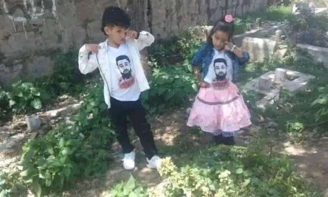 أولاد الشهيد المكحل يرابطون امام قبر والدهم طوال أيام العيد