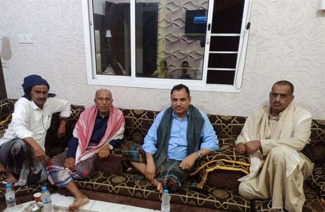 وزير الزراعة والري والثروة السمكية يطمئن على صحة الوكيل الشيخ حميد الكربي
