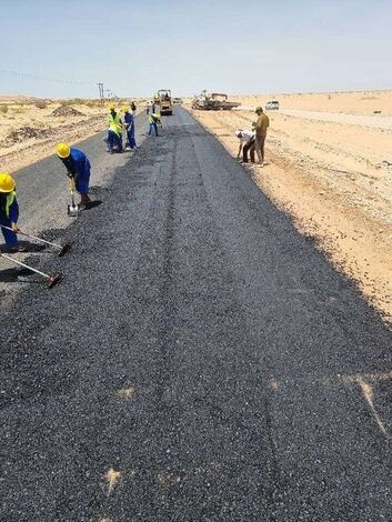 شبوة.. بدء أعمال السفلتة في المقطع الثالث لمشروع تأهيل طريق عتق - العبر الدولي