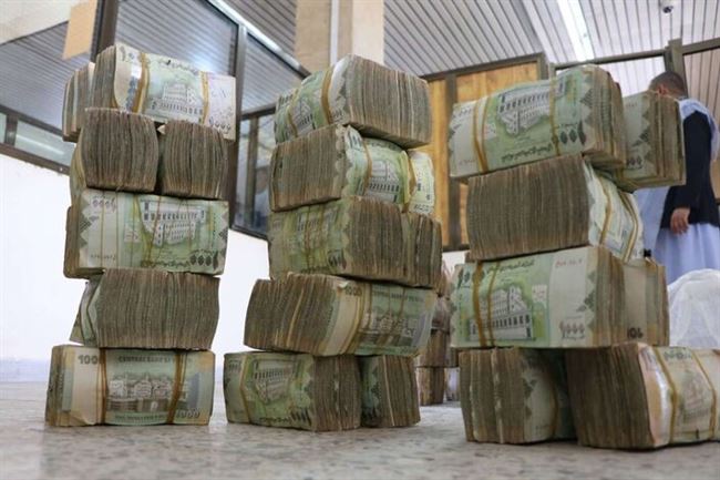 الريال في مناطق الحكومة يواصل انهياره  ومخاوف من عجز حكومي عن صرف الرواتب