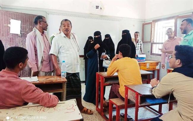 أبين .. جمعية الوفاء تدشن انشطتها بتقديم المرطبات والمياه خلال سير عملية الامتحانات لطلاب الثانوية العامة بالمسيمير