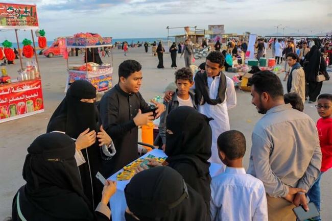 فريق التسويق التابع لمحلات "باطرفي للنقد والتقسيط" في زيارة لمرتادي شارع الستين "المنصة"