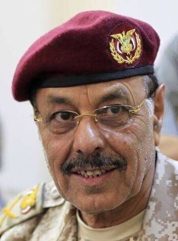 خبير عسكري يكشف عن خصوماته واختلافه مع الفريق الركن علي محسن الأحمر