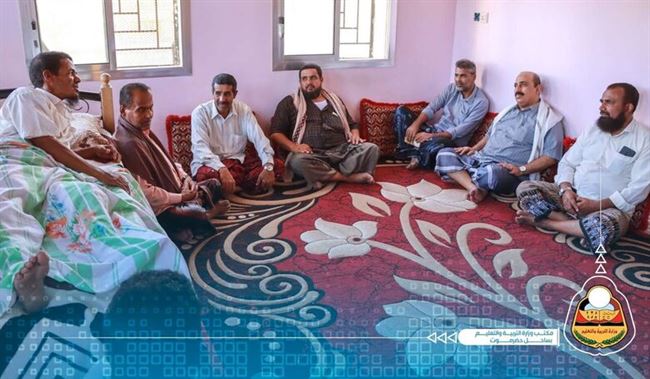 مدير تربية ساحل حضرموت يطمئن على صحة الكادر التربوي محمد بن الشيخ أبوبكر