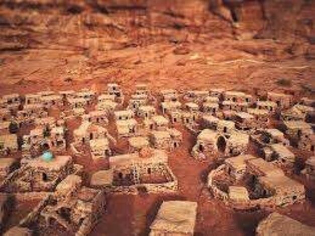 قرية السنافر تظهر في اليمن.. ما القصة؟