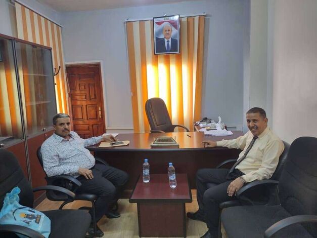 تعز.. مدير عام مؤسسة التأمينات يناقش مع مدير عام المخا آلية التنسيق لتفعيل قانون التأمينات الاجتماعية في المديرية